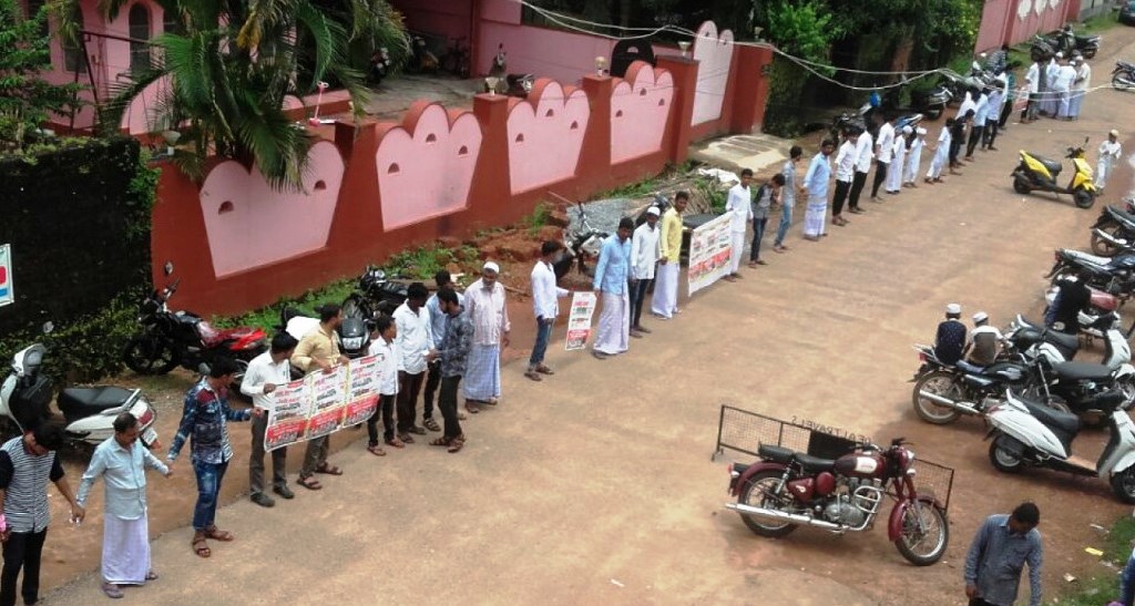 ಭಟ್ಕಳ: ದೇಶಾದಾದ್ಯಂತ ದಲಿತ ಮುಸ್ಲಿಮರ ಮೇಲಿನ ಗುಂಪು ಹತ್ಯ ಖಂಡಿಸಿ ಎಸ್.ಡಿ.ಪಿ.ಐ ಯಿಂದ ಮಾನವ ಸರಪಳಿ